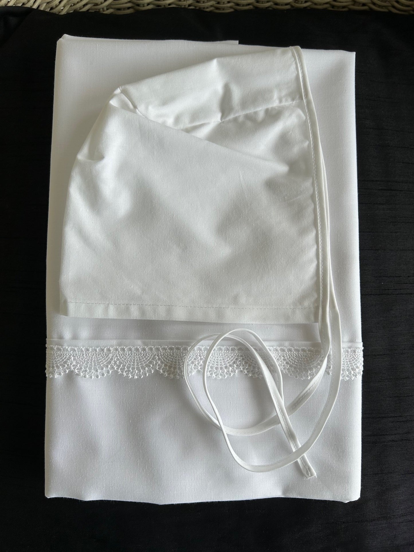 Oil Set with Scalloped Edge Trim